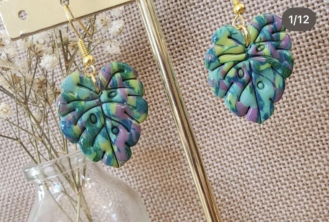 Boucles d'oreilles feuille de monstera vertes et violettes du coin bohème by Elo