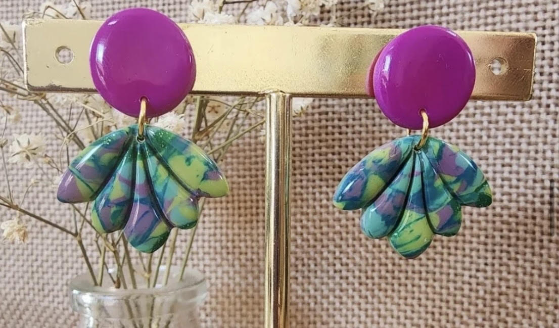 Boucles d'oreilles pétales violets et verts du coin bohème by Elo