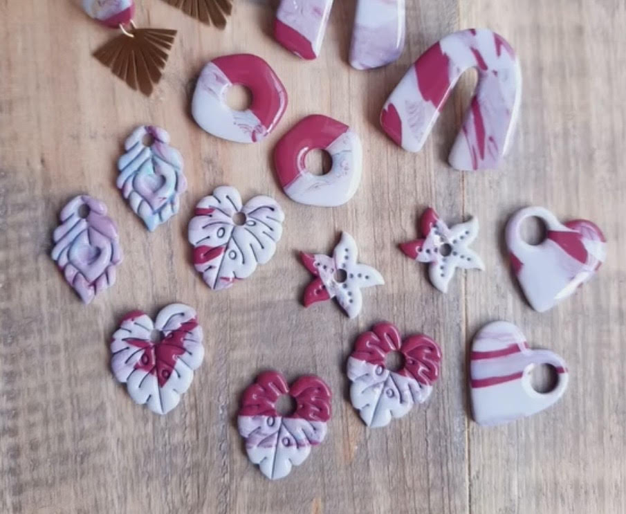 Collection de pendentifs en pâte polymère rose et blanc du coin bohème by Elo