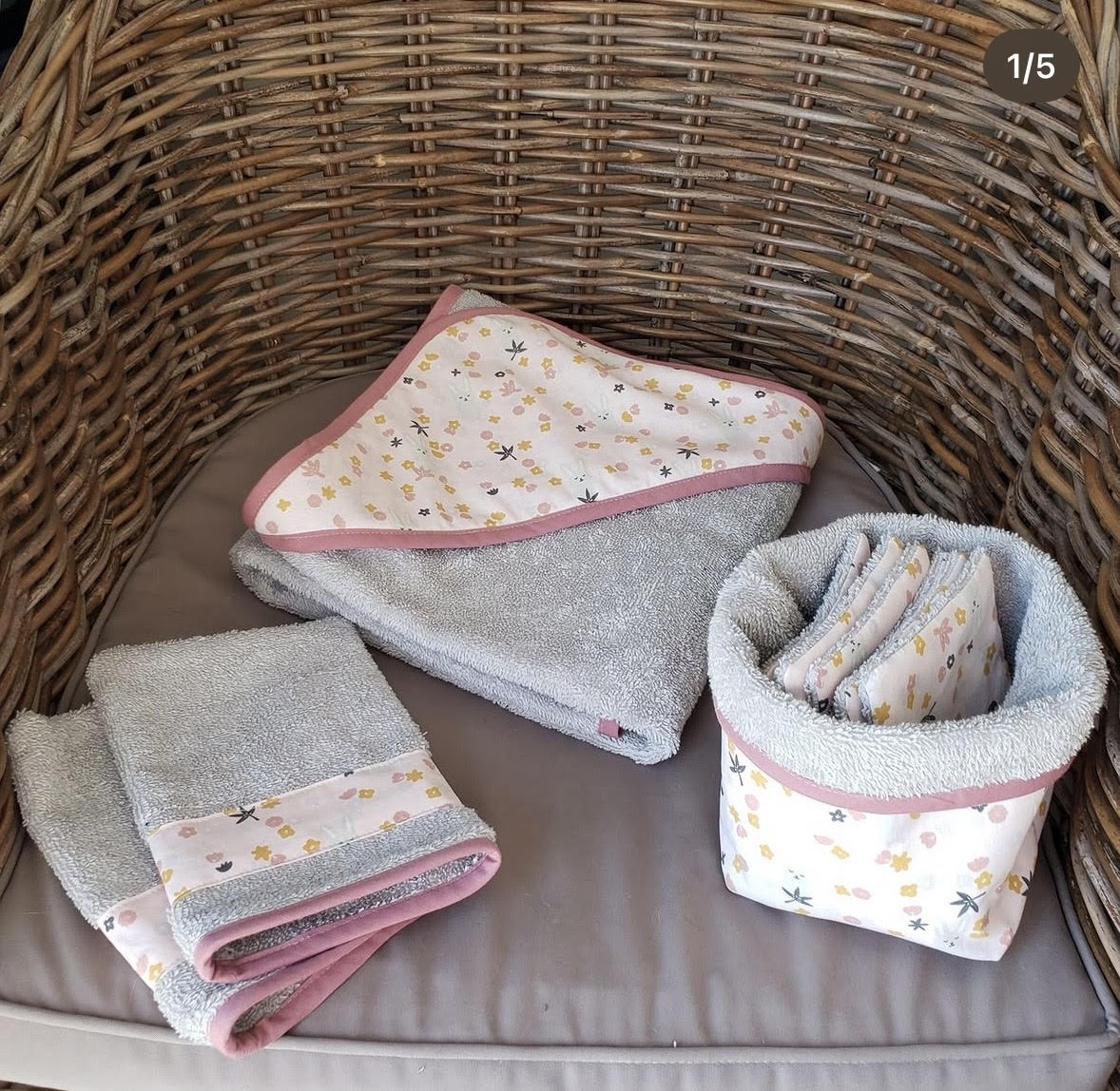 Ensemble cape de bain, lingettes lavables et panière en tissu fleuri rose d'Ella Marmotte