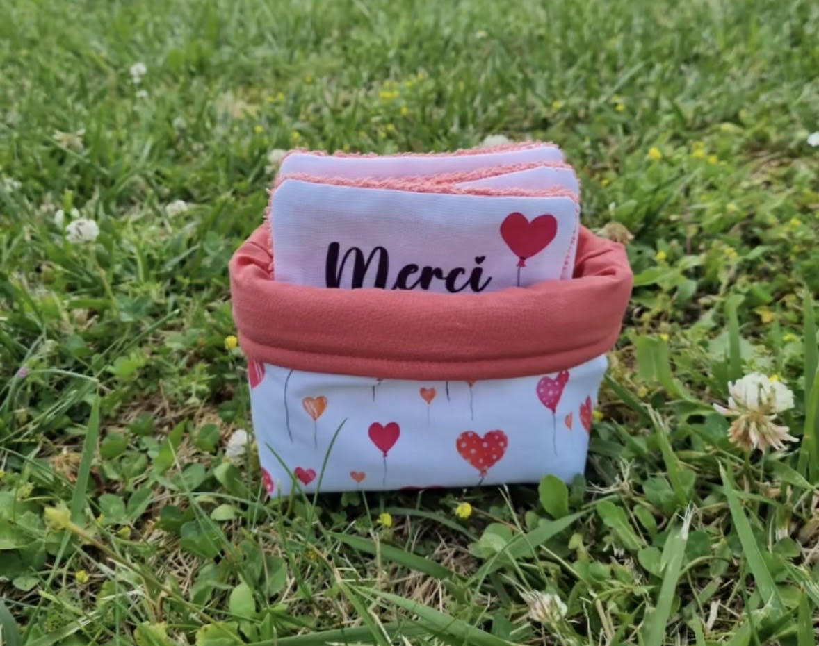 Panière de lingettes lavables « Merci » en tissu à motifs cœurs et ballons d'Ella Marmotte