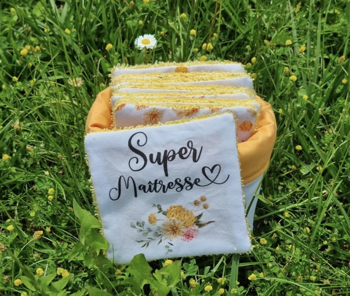 Panière de lingettes lavables « Super Maîtresse » en tissu fleuri jaune d'Ella Marmotte