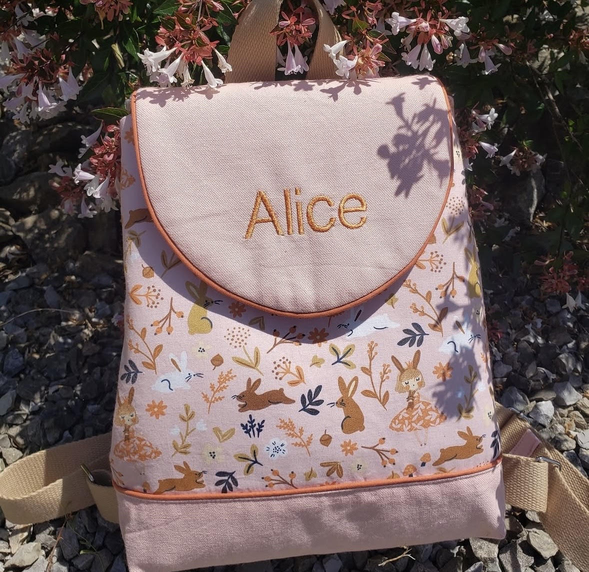 Sac à dos enfant personnalisé brodé au prénom « Alice », tissu à motifs lapins, d'Ella Marmotte