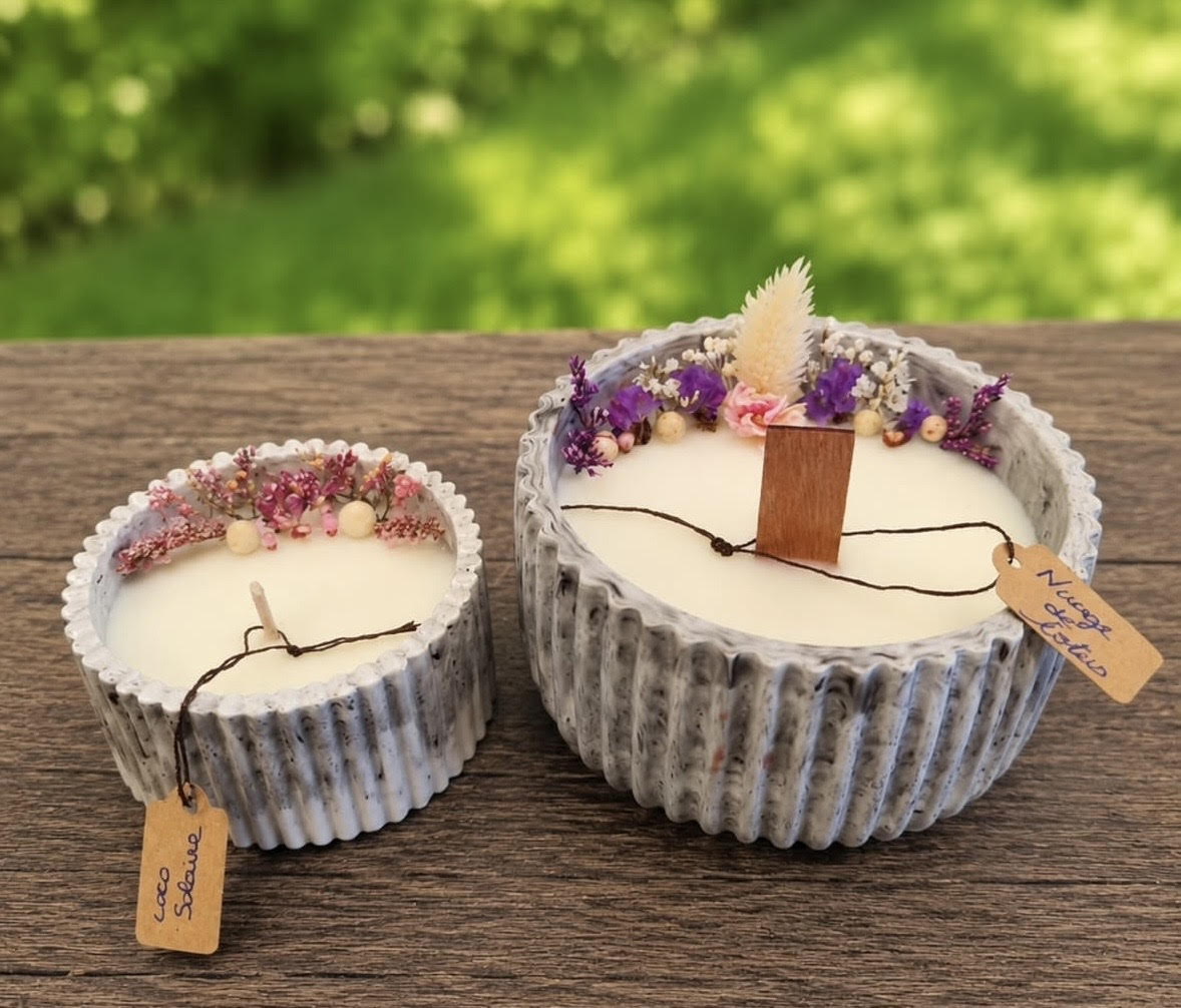 Deux bougies en contenant Jesmonite ornées de fleurs séchées « Coco solaire » et « Nuage lotus » de Fleurs de cire