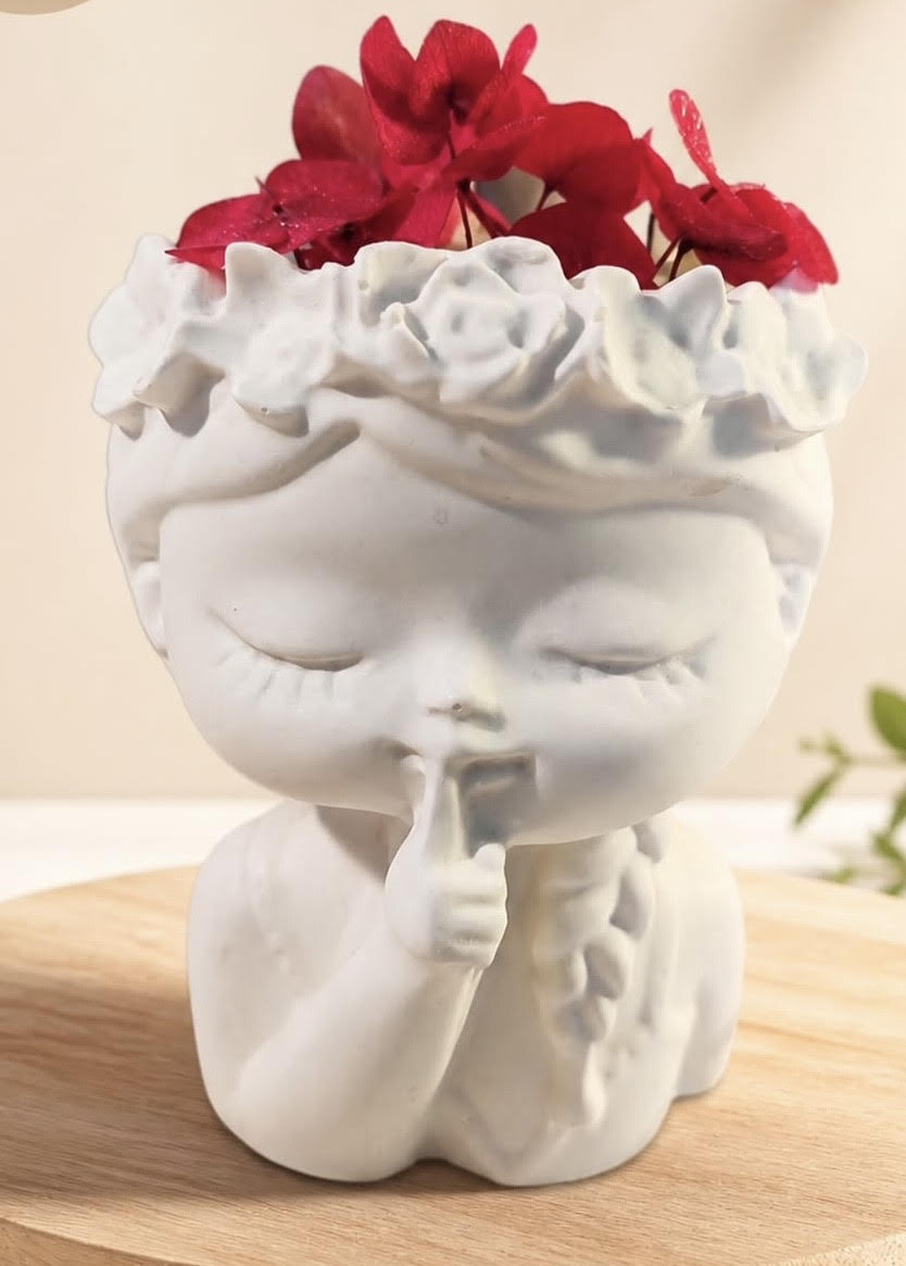 Cache-pot buste en Jesmonite blanc garni de fleurs séchées rouges de Fleurs de cire