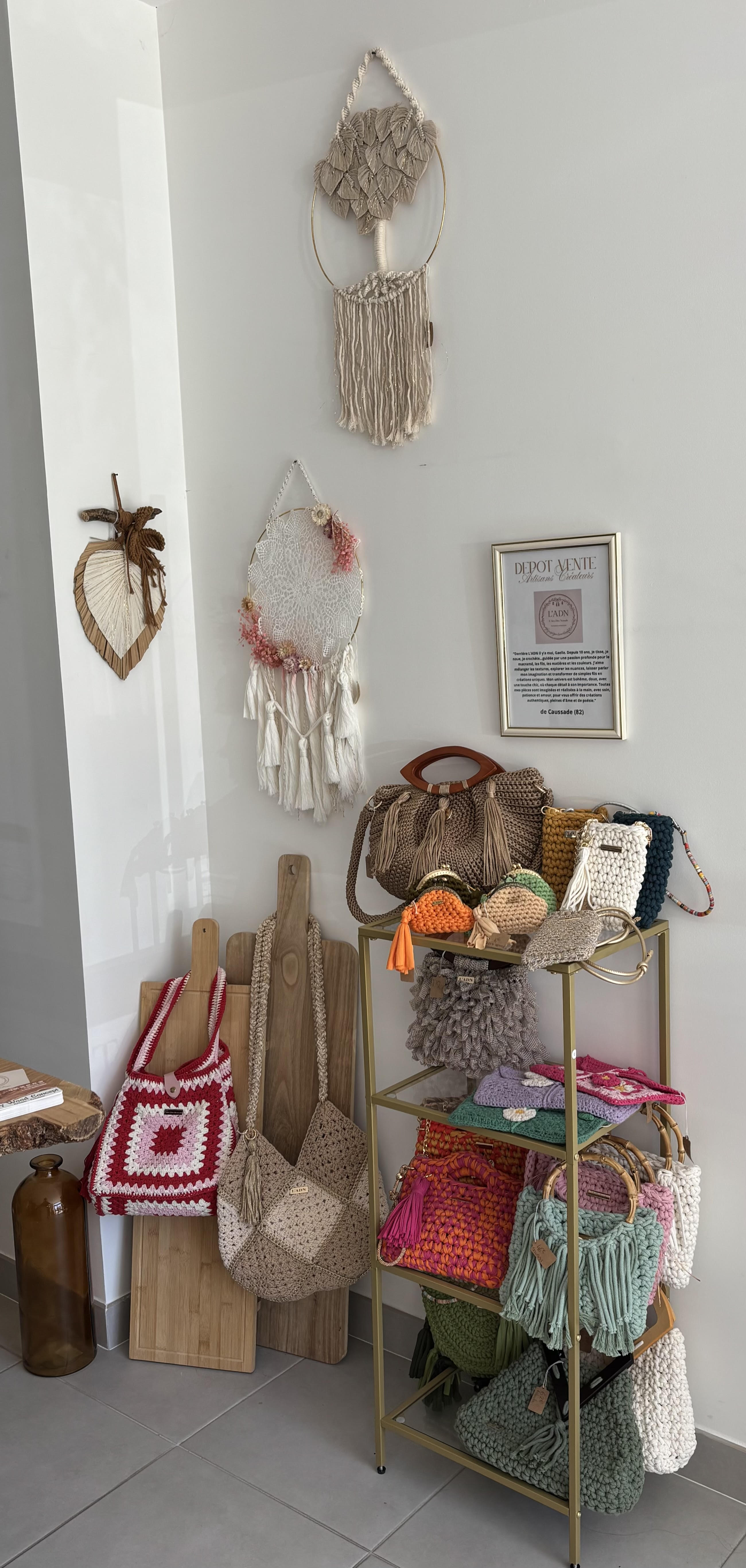 Présentoir des créations de L'ADN l'art des nœuds en boutique