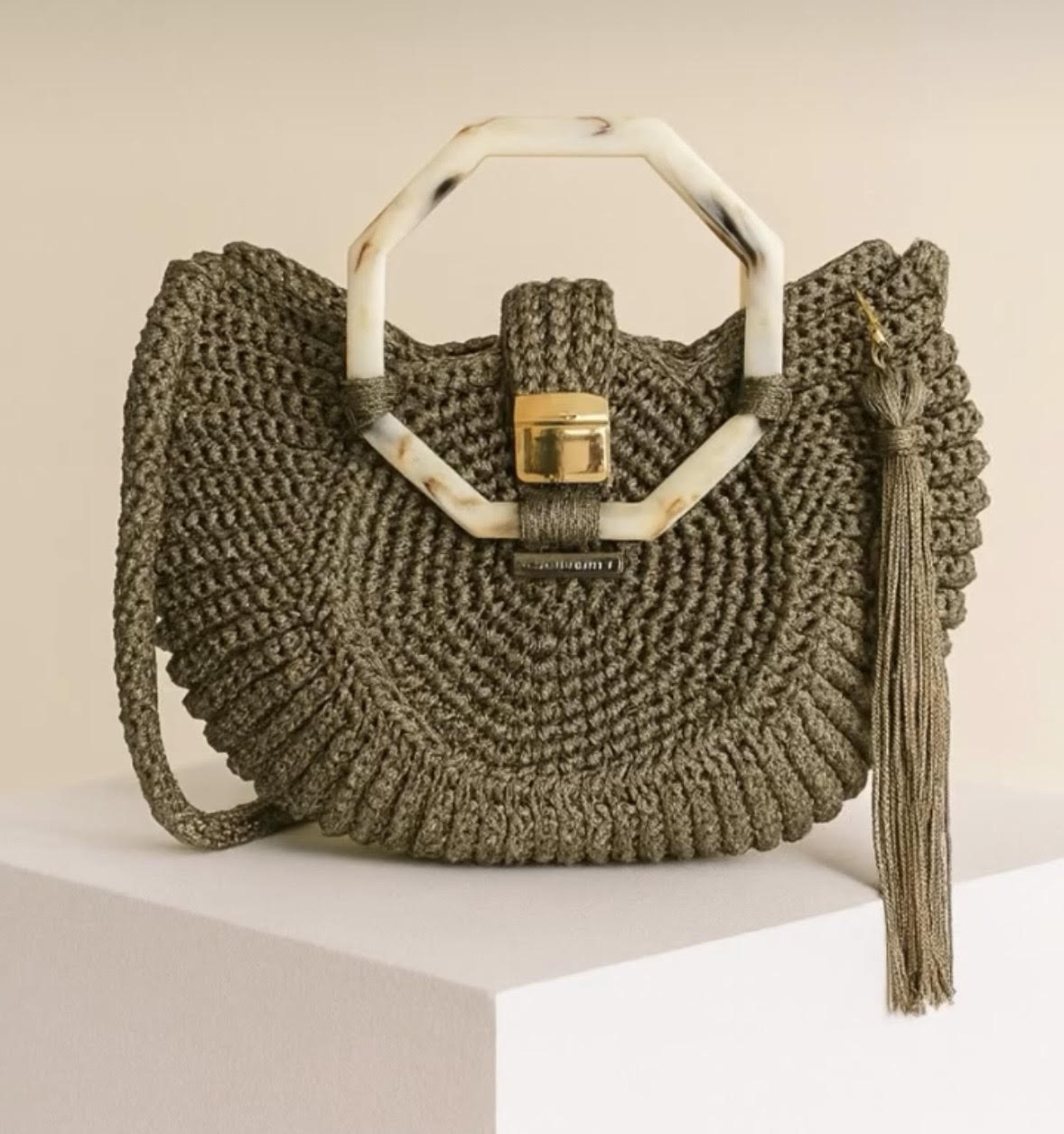 Sac au crochet kaki avec pompon de L'ADN l'art des nœuds