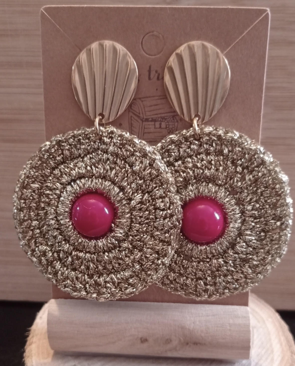 Boucles d'oreilles au crochet doré avec perle fuchsia des trésors de Carmen
