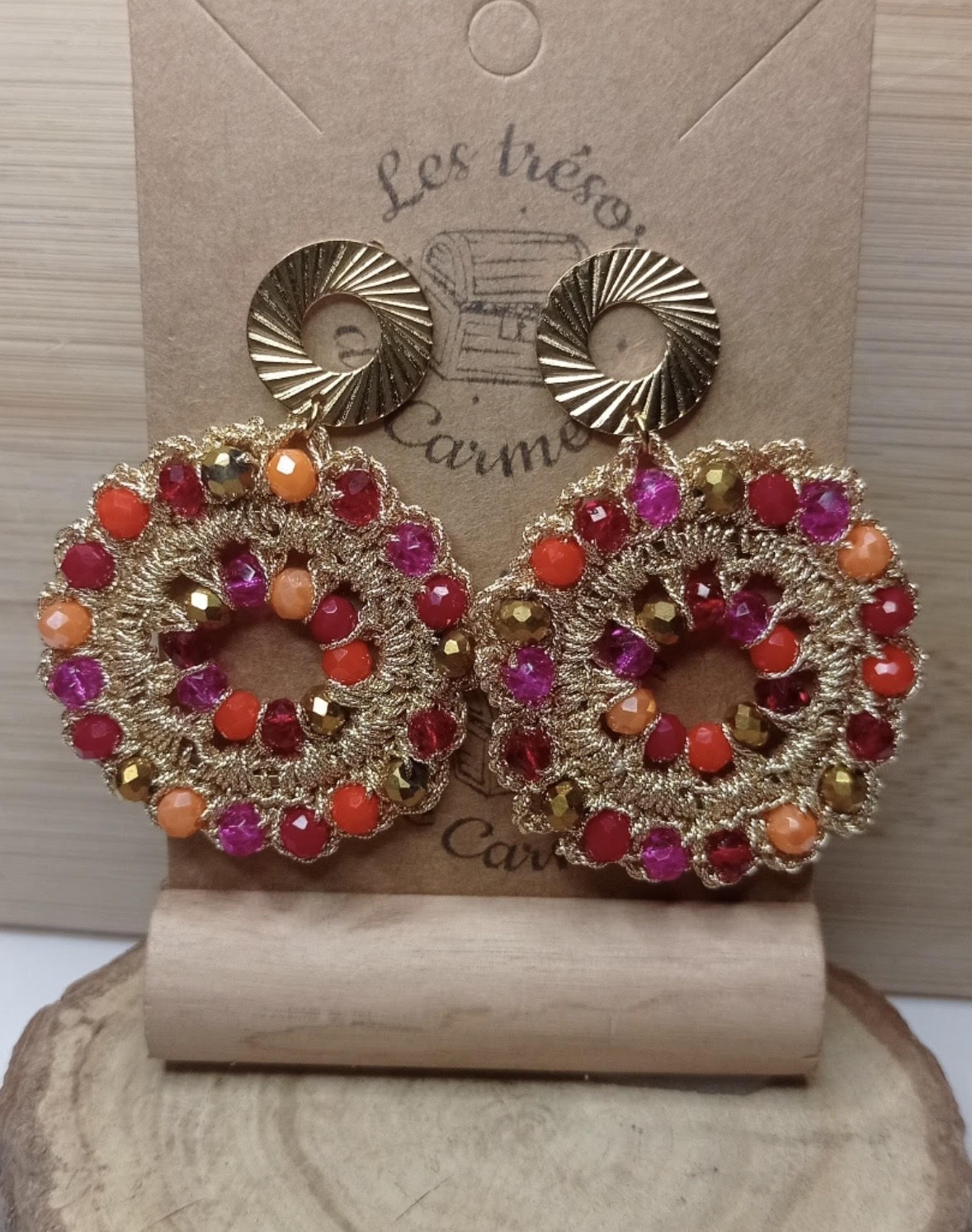 Boucles d'oreilles rondes au crochet doré avec perles roses, oranges et rouges des trésors de Carmen