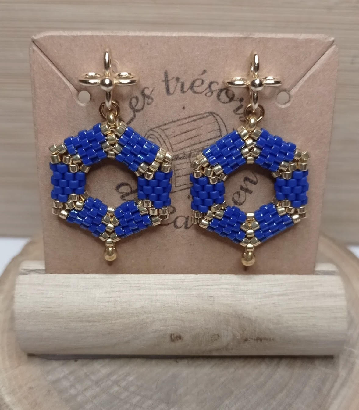 Boucles d'oreilles hexagonales en perles bleues et dorées des trésors de Carmen