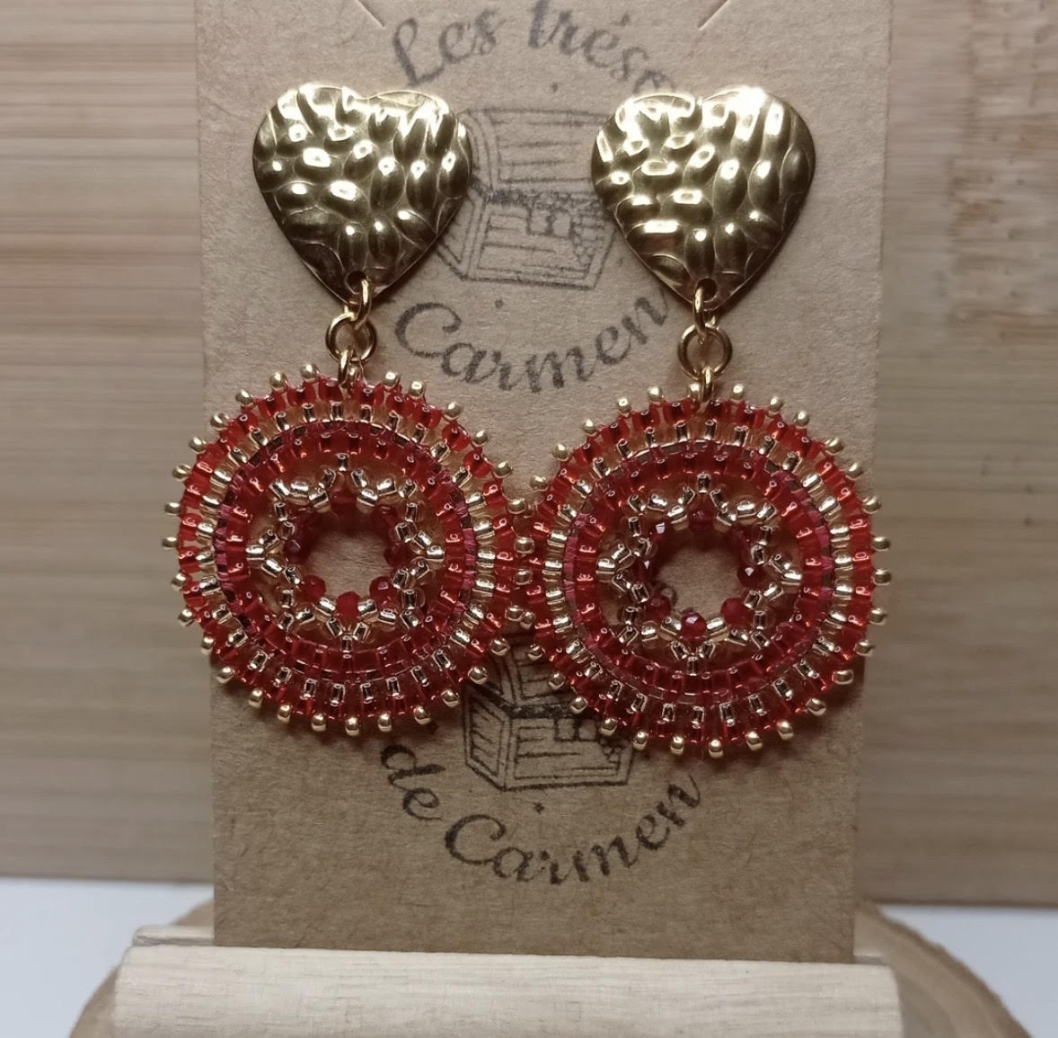 Boucles d'oreilles en perles rouges et dorées à puce cœur des trésors de Carmen