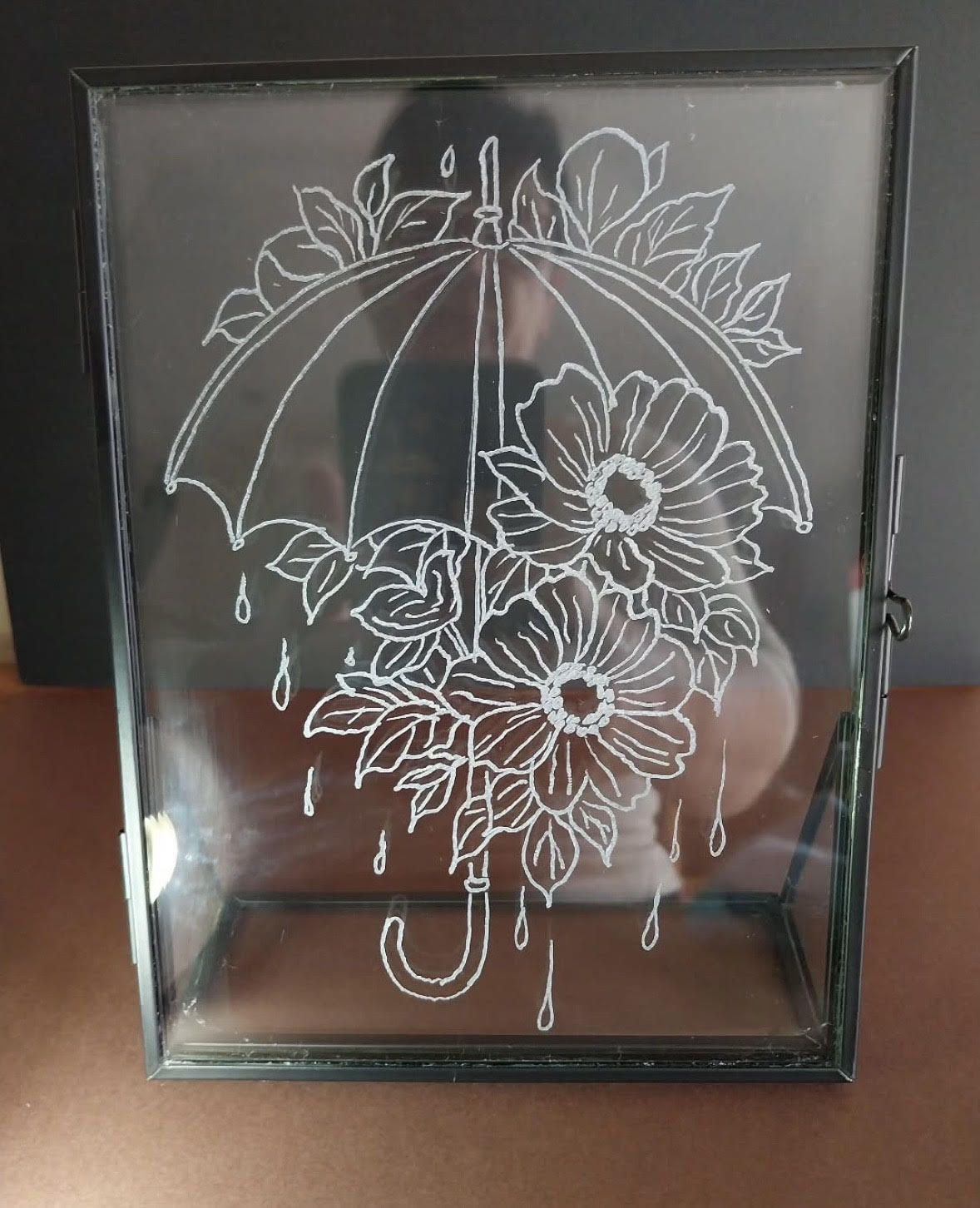 Cadre en verre gravé à la main d'un parapluie fleuri sous la pluie par Nat'créa verre