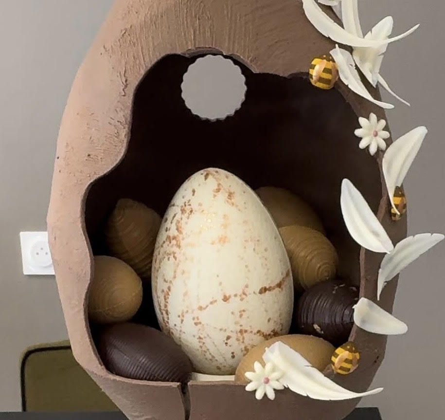 Œuf de Pâques en chocolat garni par Ô Gourmandises