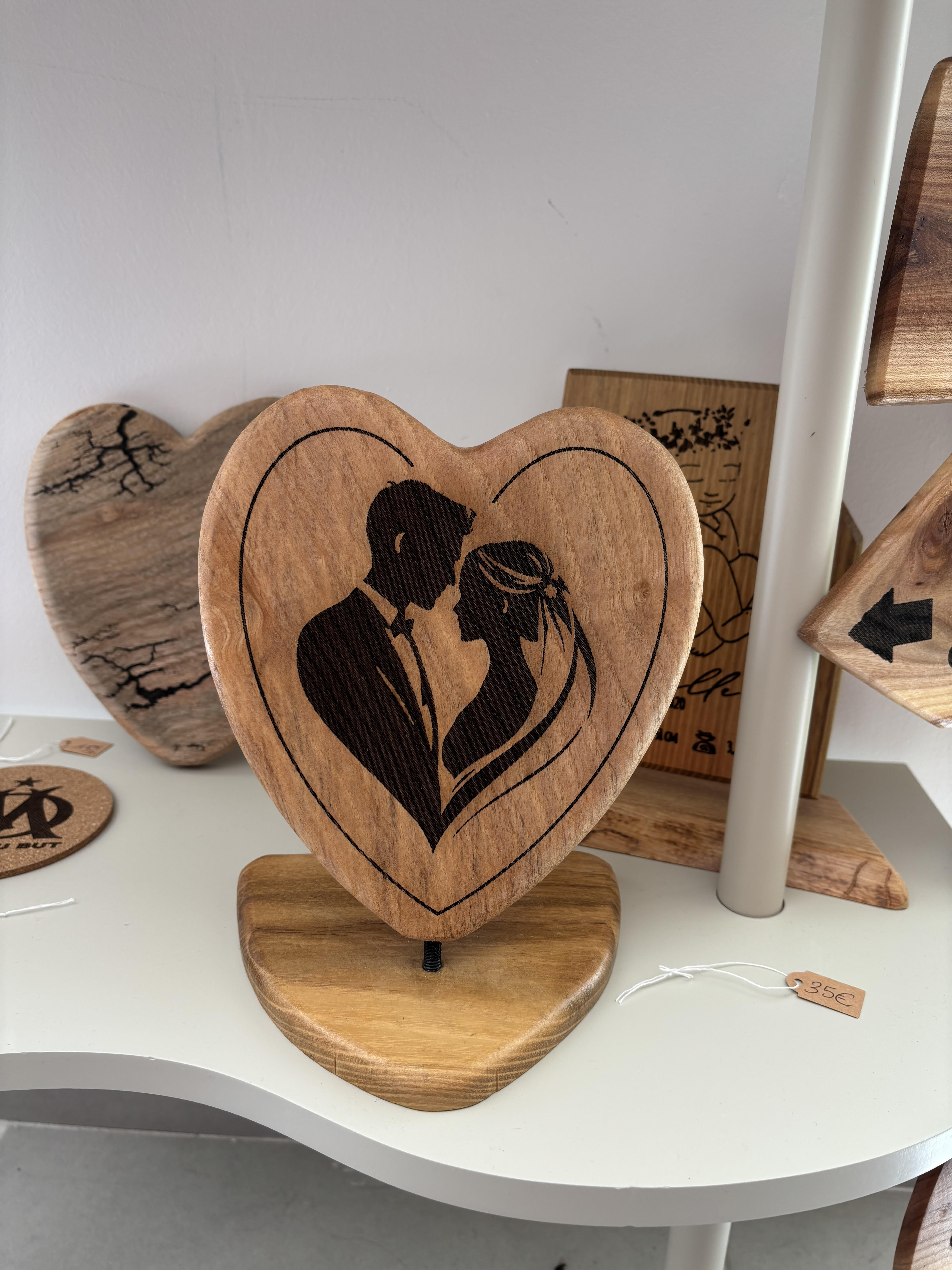 Cœur en bois gravé d'une silhouette de couple de mariés de Sly Wood Concept