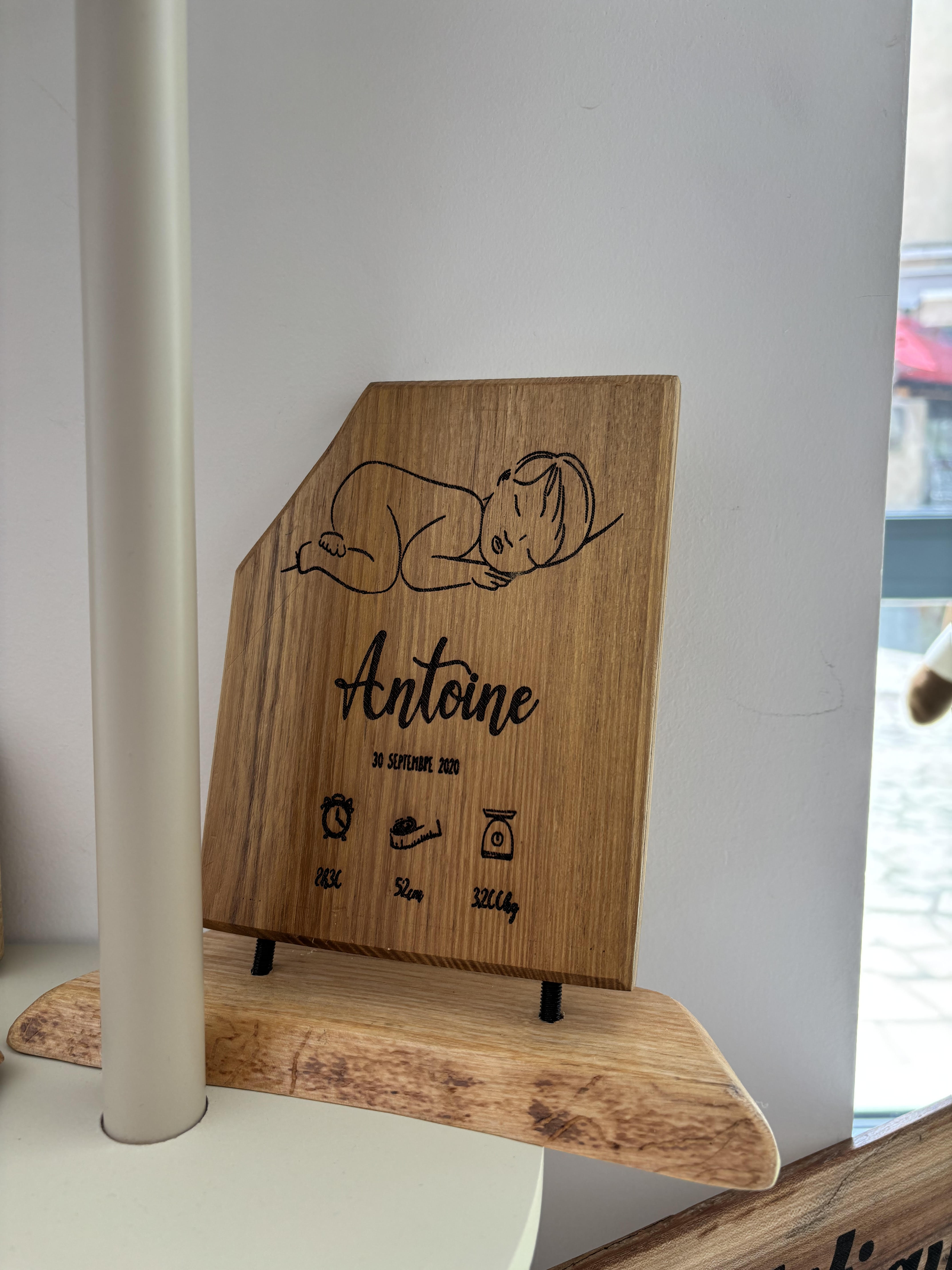 Plaque de naissance personnalisée « Antoine » gravée sur bois de Sly Wood Concept