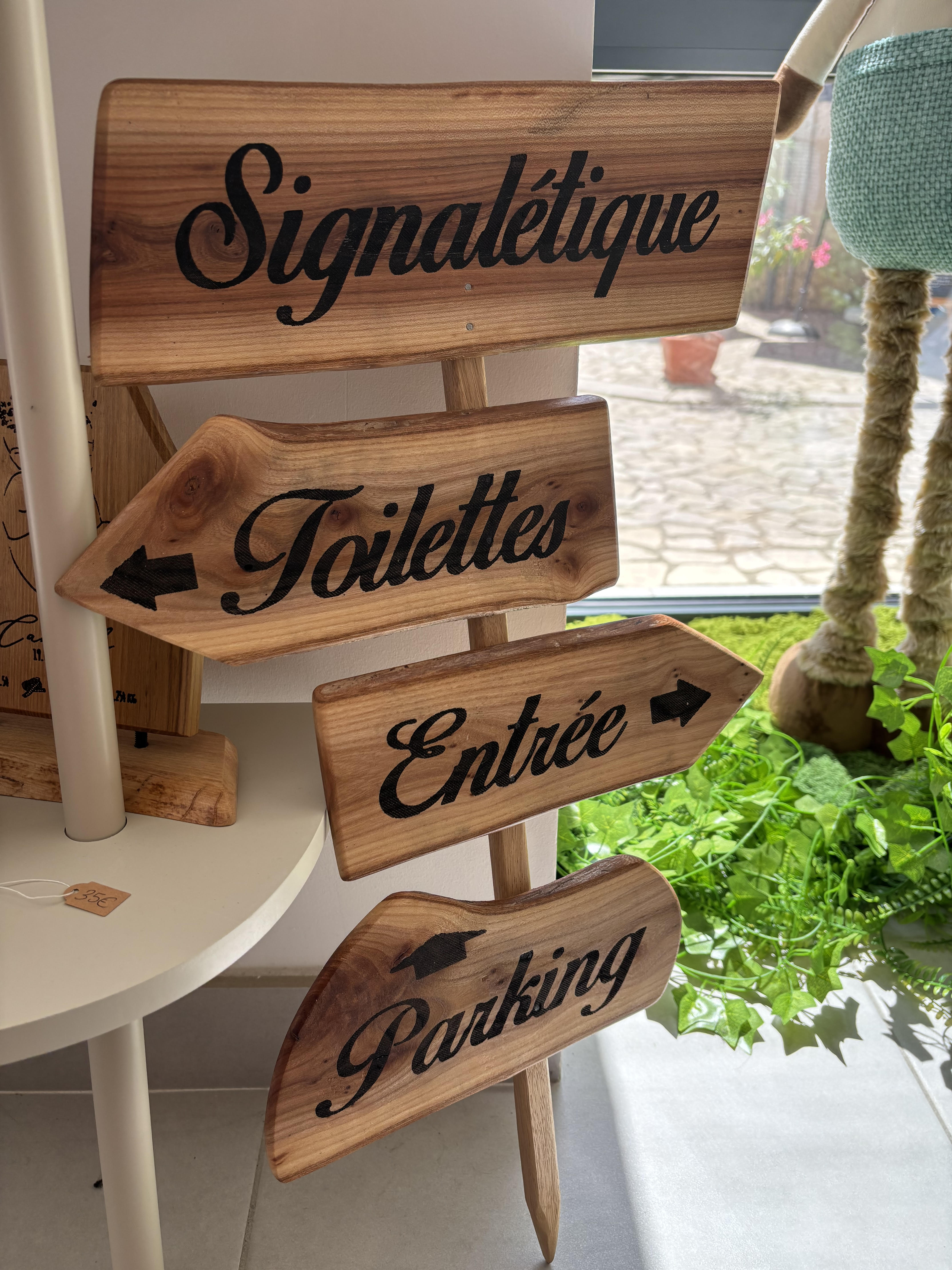 Panneaux de signalétique de mariage gravés sur bois (Toilettes, Entrée, Parking) de Sly Wood Concept