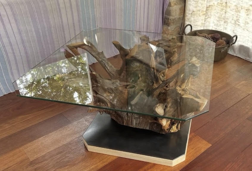Table basse en souche de bois brute surmontée d'un plateau en verre de Sly Wood Concept